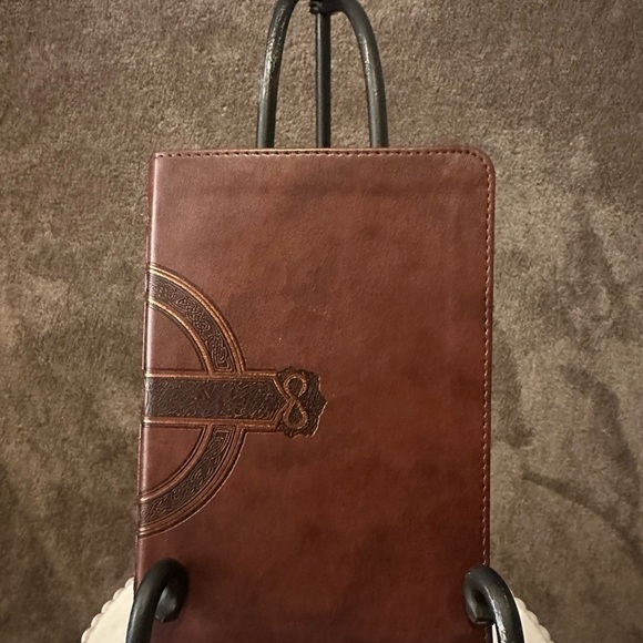 NLT Compact Giant Print Bible Mahogany Celtic Cross, New. Never used. - Picture 3 of 6